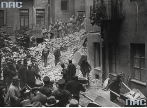 Ekipy ratunkowe na gruzowisku oficyny Freta 16, sierpień 1935. Fot. Narodowe Archiwum Cyfrowe.