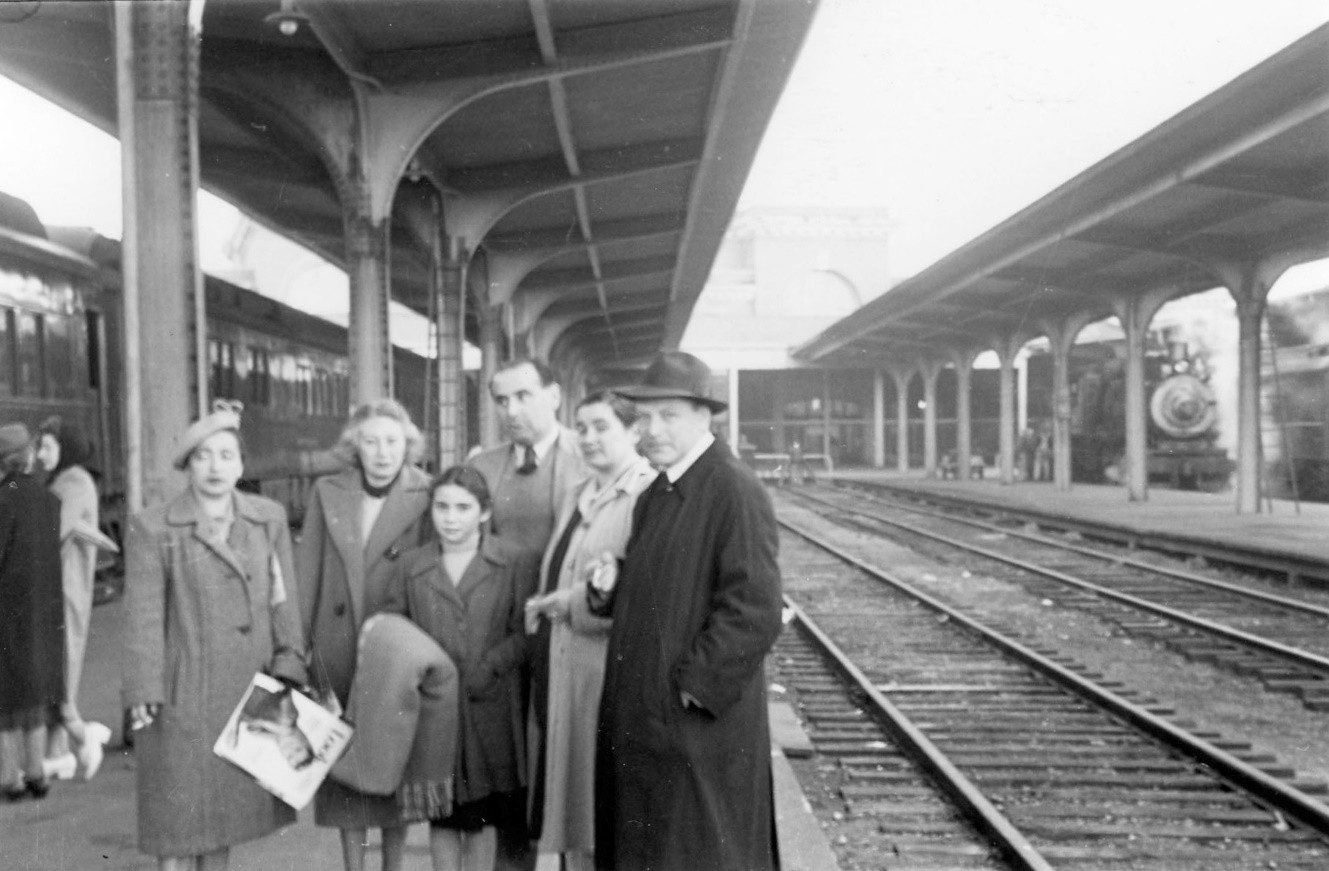 Przyjazd do Vancouver, dworzec CNR, koniec stycznia 1949. Od lewej: Lola Zeldowicz, Pola Fishaut, Henio Zeldowicz, Lena Fiszhaut, Heniek Fishaut; z przodu, z kocem — Iza. Ze zbiorów rodziny Fishautów.