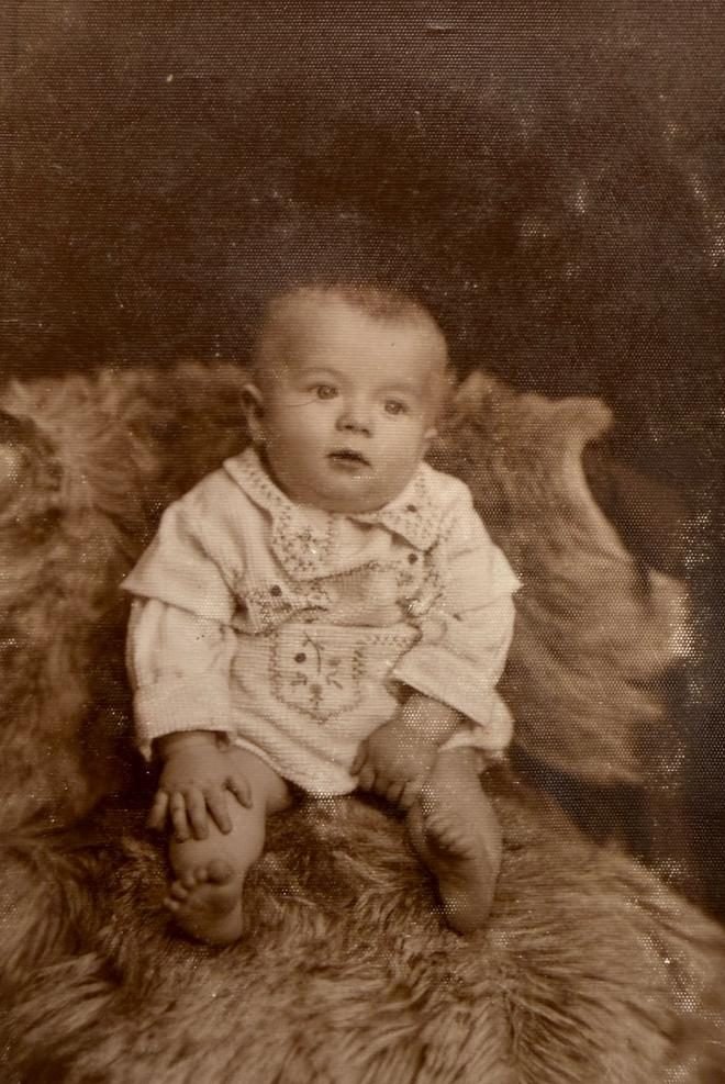 Tadeusz – fotografia atelierowa z datą 9 lutego 1936 roku zapisaną na odbitce; ma tu siedem miesięcy. Ze zbiorów prywatnych.