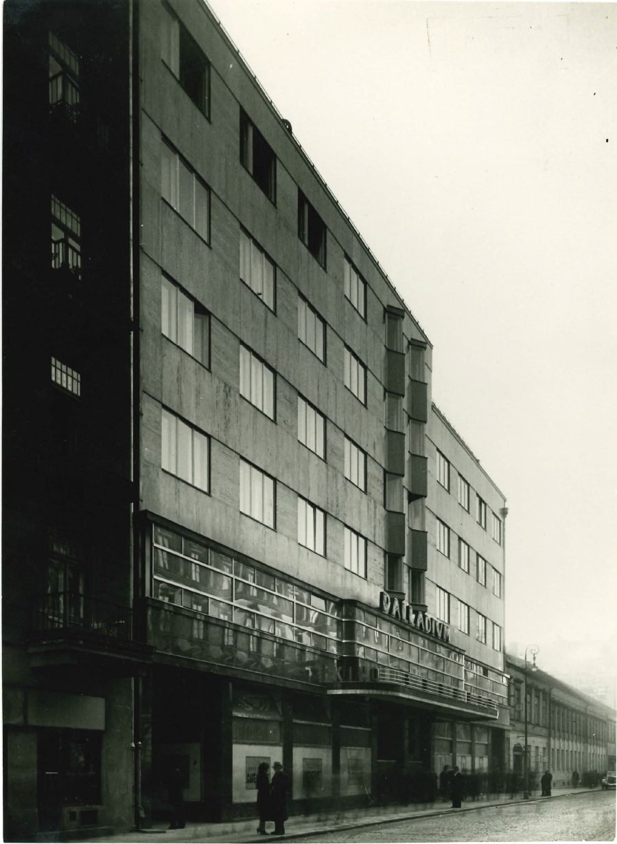 Zrealizowane skrzydło od strony Złotej: marmurowa elewacja i markiza kina Palladium. Fotografia z archiwum Assicurazioni Generali.