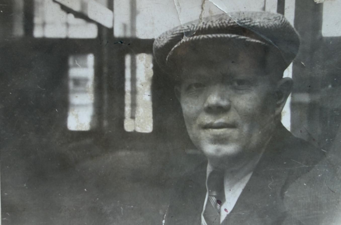 Stanisław Jędrasik w holu wejściowym Złotej 7 – za nim przeszklenia hallu. Ze zbiorów prywatnych.
