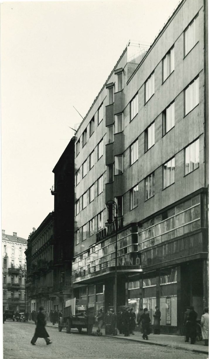 Ulica Złota: gmach Assicurazioni Generali, markiza kina Palladium, przechodnie i ciężarówka z dostawą przy krawężniku. Fotografia z archiwum Assicurazioni Generali.