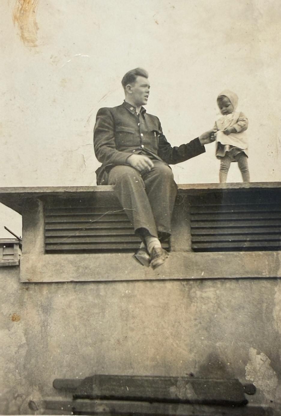 Stanisław z małą Ireną na kominie wentylacyjnym dachu Złotej 7 – sądząc po wieku córki, około 1940–1941 roku. Ze zbiorów prywatnych.