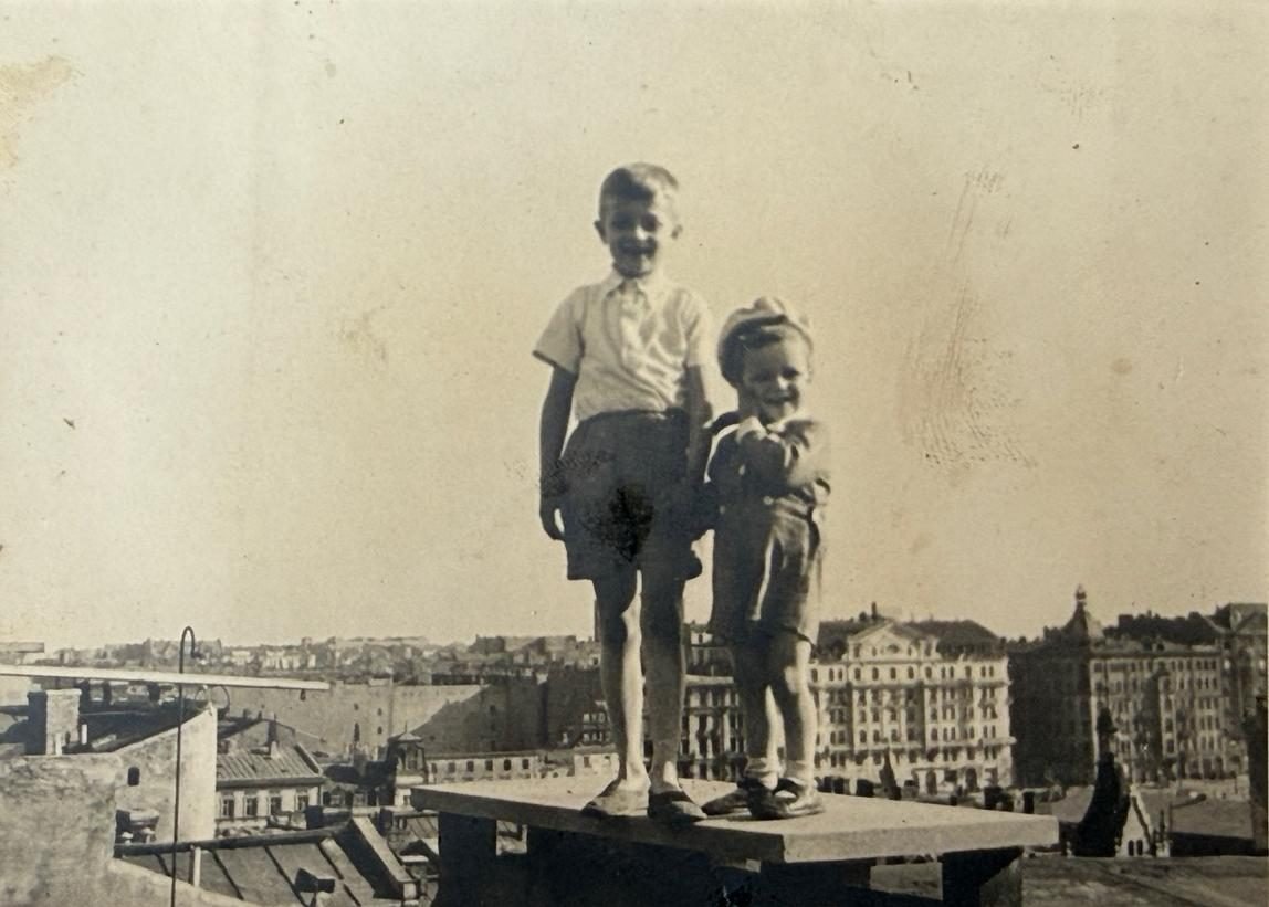 Tadeusz i Irena Jędrasikowie na dachu Złotej 7 w czasie okupacji – za nimi panorama Śródmieścia, którego wkrótce miało nie być. Ze zbiorów prywatnych.