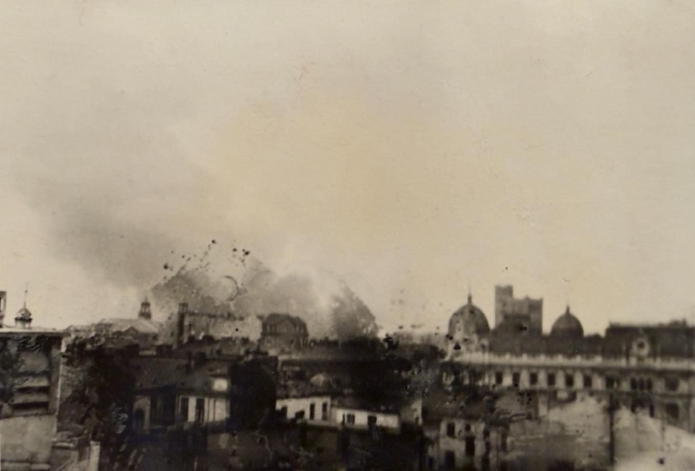 Widok z budynku Złota 7 ponad dachami Śródmieścia w stronę wieży PAST-y („wieży Ericssona”) przy Zielnej – nad miastem dymy wybuchów. Fotografia wykonana z domu podczas walk o Warszawę. Ze zbiorów prywatnych.