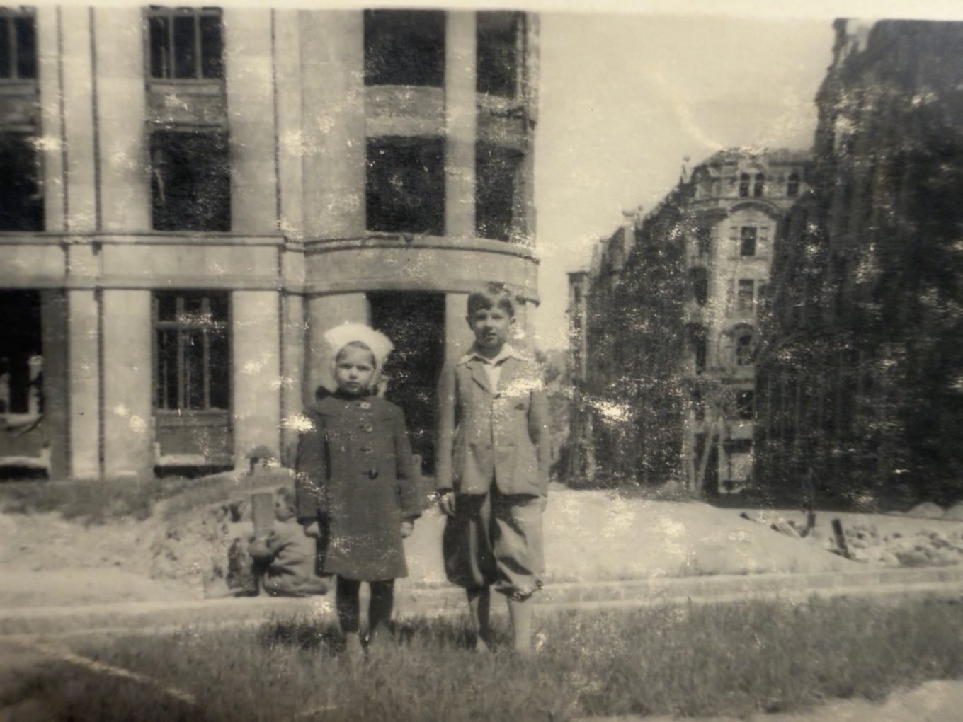 Tadeusz i Irena tuż po wojnie – wśród ruin i gruzów odbudowującej się Warszawy. W tle ten sam przeszklony narożnik, przy którym kilka lat później sfotografuje się nastoletnia Irena. Ze zbiorów prywatnych.