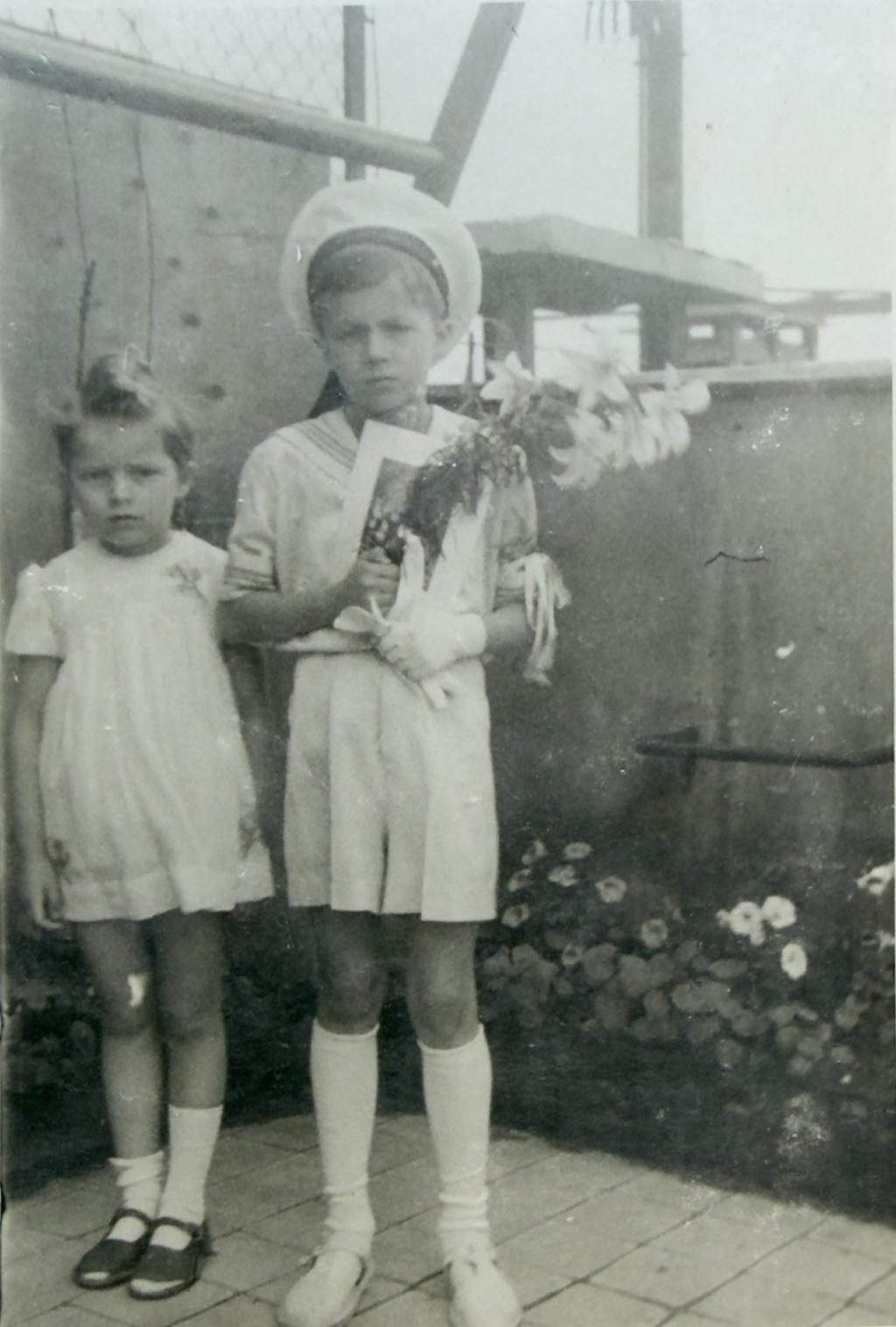Tadeusz po Pierwszej Komunii, zapewne 1945 rok. Obok młodsza siostra Irena. Uroczystość, jak wiele rodzinnych chwil, uwieczniona na dachu. Ze zbiorów prywatnych.