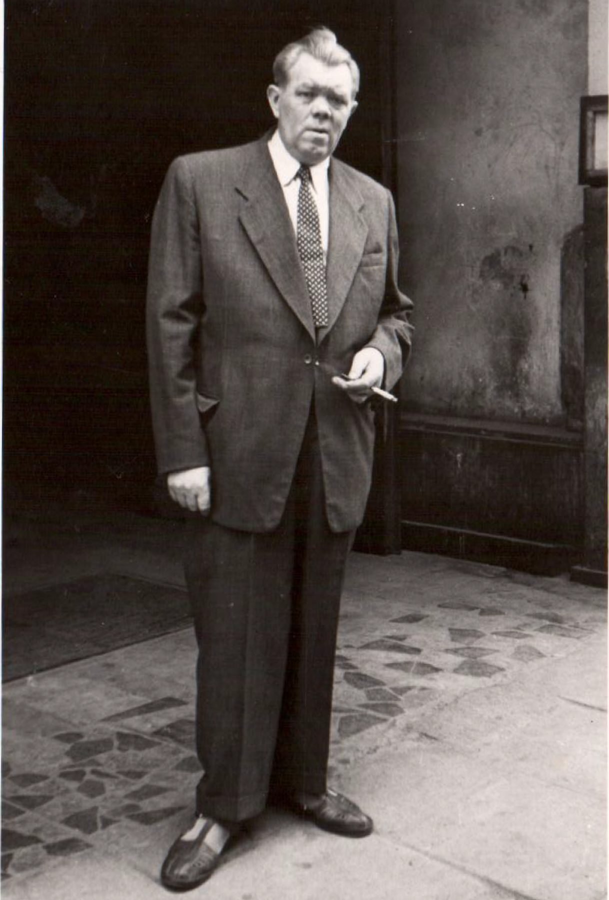 Stanisław Jędrasik po wojnie, w bramie Złotej 7. Pod stopami charakterystyczna mozaika posadzki – zachowana w bramie do dziś. Ze zbiorów prywatnych.