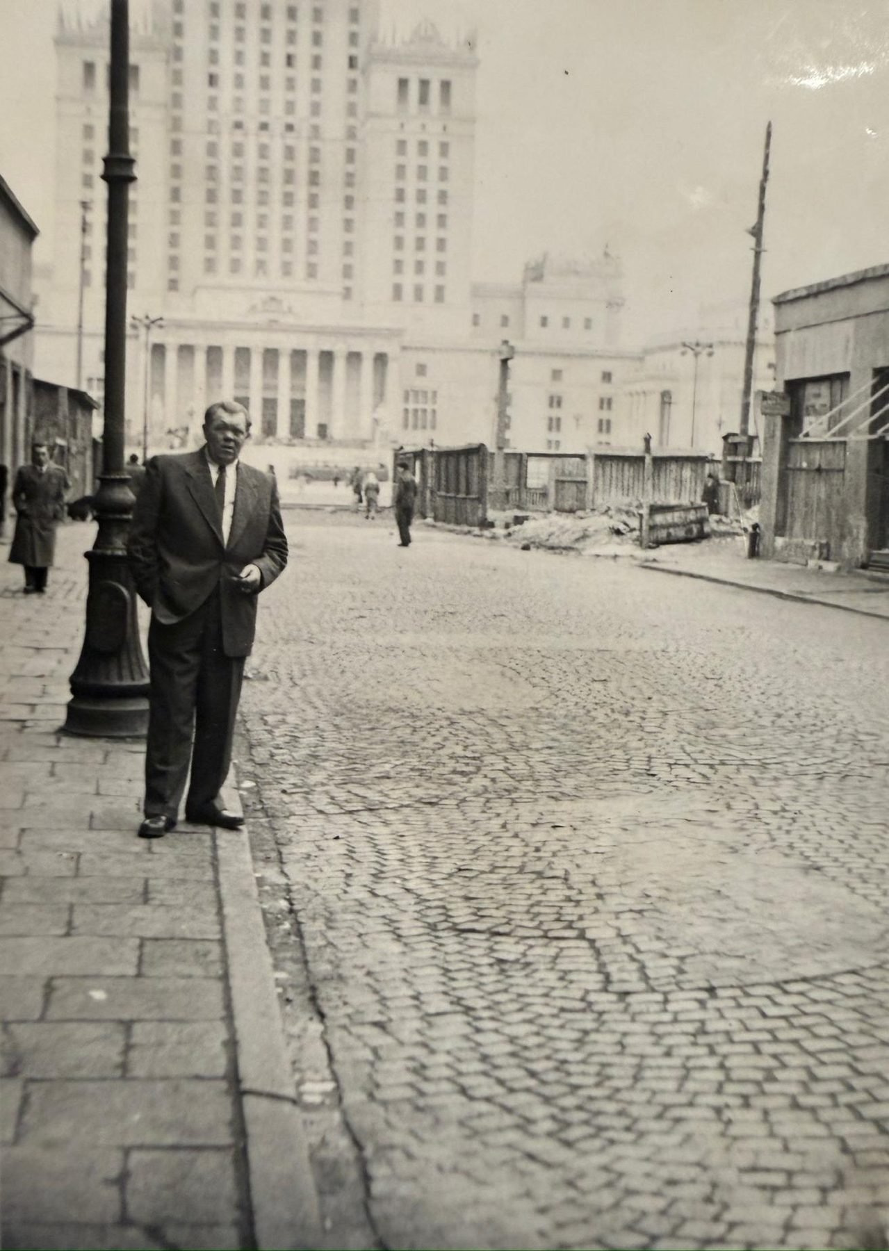 Stanisław na tle wznoszonego Pałacu Kultury i Nauki – Warszawa, pierwsza połowa lat pięćdziesiątych. Ze zbiorów prywatnych.