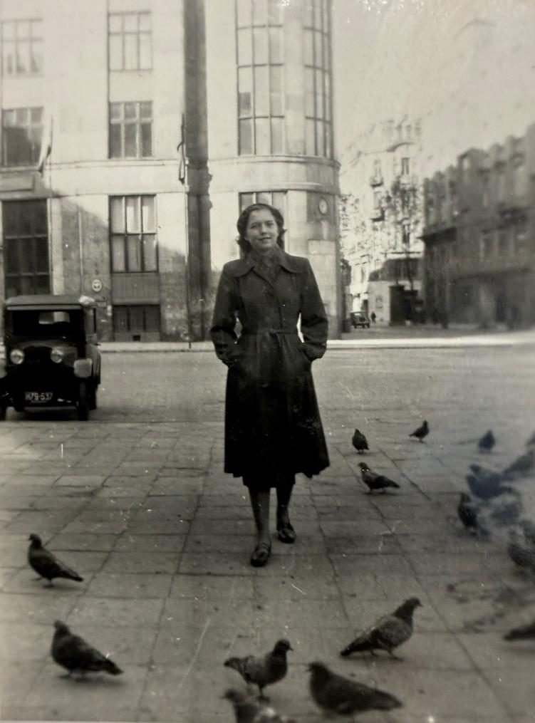 Irena Jędrasik – dziewczynka urodzona przy Złotej w grudniu 1938 roku – jako nastolatka wśród gołębi odbudowującej się Warszawy, lata pięćdziesiąte. Ze zbiorów prywatnych.