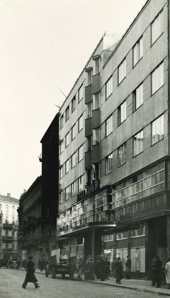 Ulica Złota: gmach Assicurazioni Generali Trieste – dom
Kamińskich. Za pasmowymi oknami po prawej – lokale klatki od Złotej 9.
Fotografia z archiwum Assicurazioni Generali.