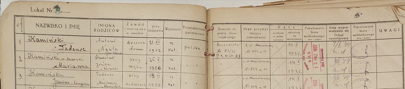 Karta księgi meldunkowej lokalu nr 3 przy Złotej 9 z wpisami
trojga Kamińskich (księga autentyczna, zachowana w całości): Tadeusz,
Marianna z Rożnowskich, Janina Longina i Halina; przybyli z
Marszałkowskiej 114 m. 15, zameldowani 14 października 1937 roku. Zbiory
projektu.