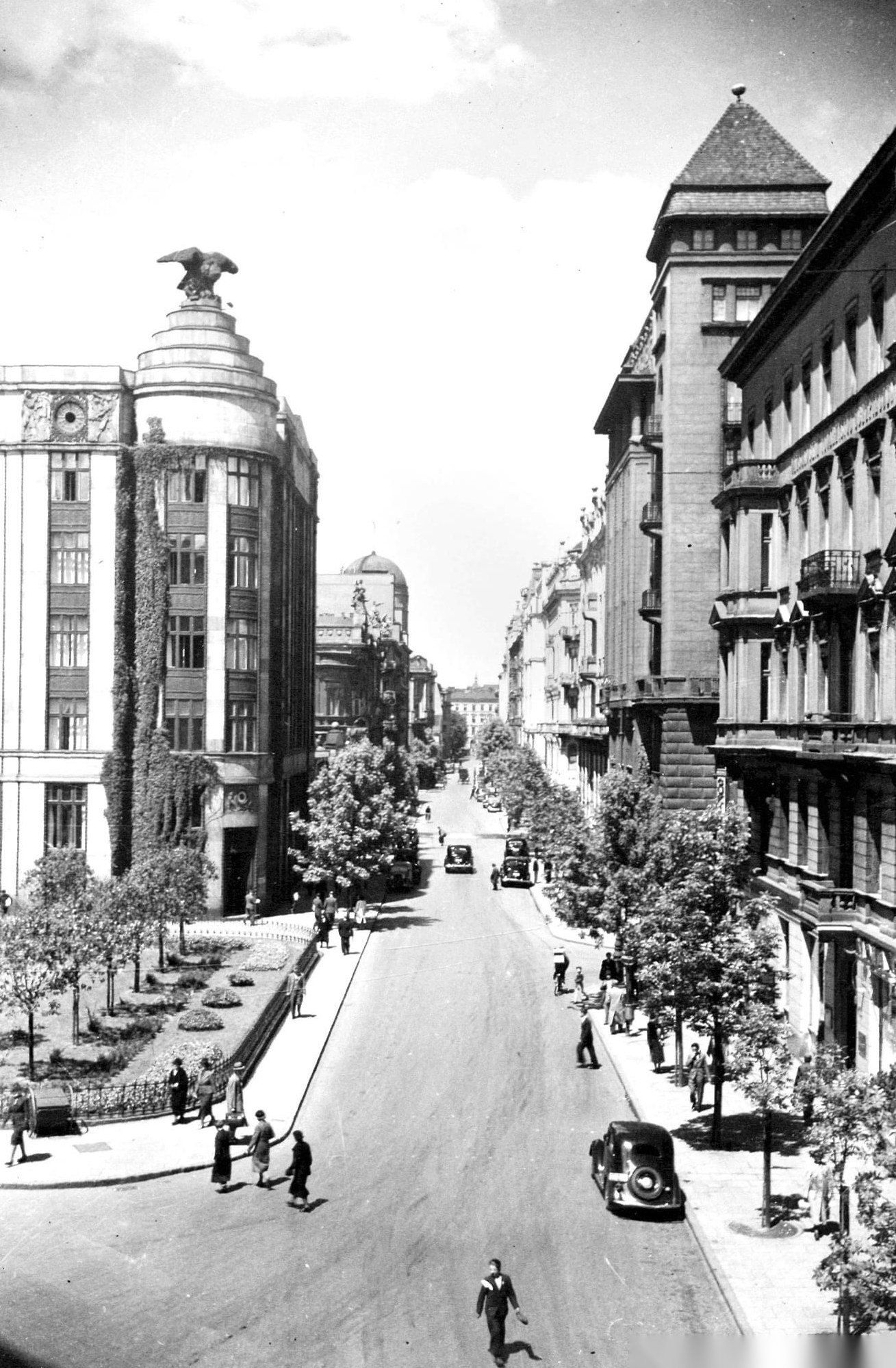 Ulica Jasna przed wojną; po lewej Dom Pod Orłami – gmach Banku
Towarzystw Spółdzielczych. Fotografia ze zbiorów Biblioteki Cyfrowej
Politechniki Warszawskiej.