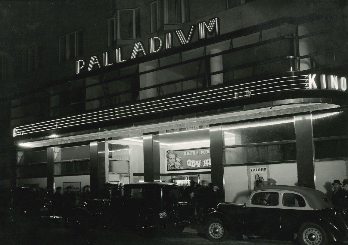 Kino Palladium wkrótce po otwarciu, 1937 rok: neony nad markizą w
pełnym blasku, na afiszu „Gdy kwitną bzy” z Jeanette MacDonald, przed
wejściem samochody i publiczność. Ze zbiorów projektu.