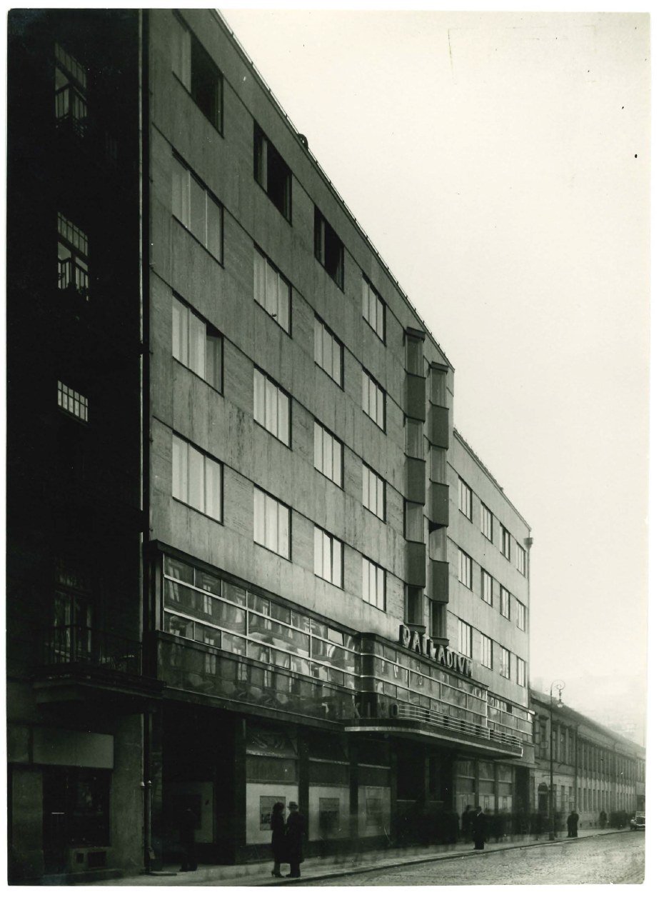 Zrealizowane skrzydło od strony Złotej: marmurowa elewacja i
markiza kina Palladium. Fotografia z archiwum Assicurazioni
Generali.