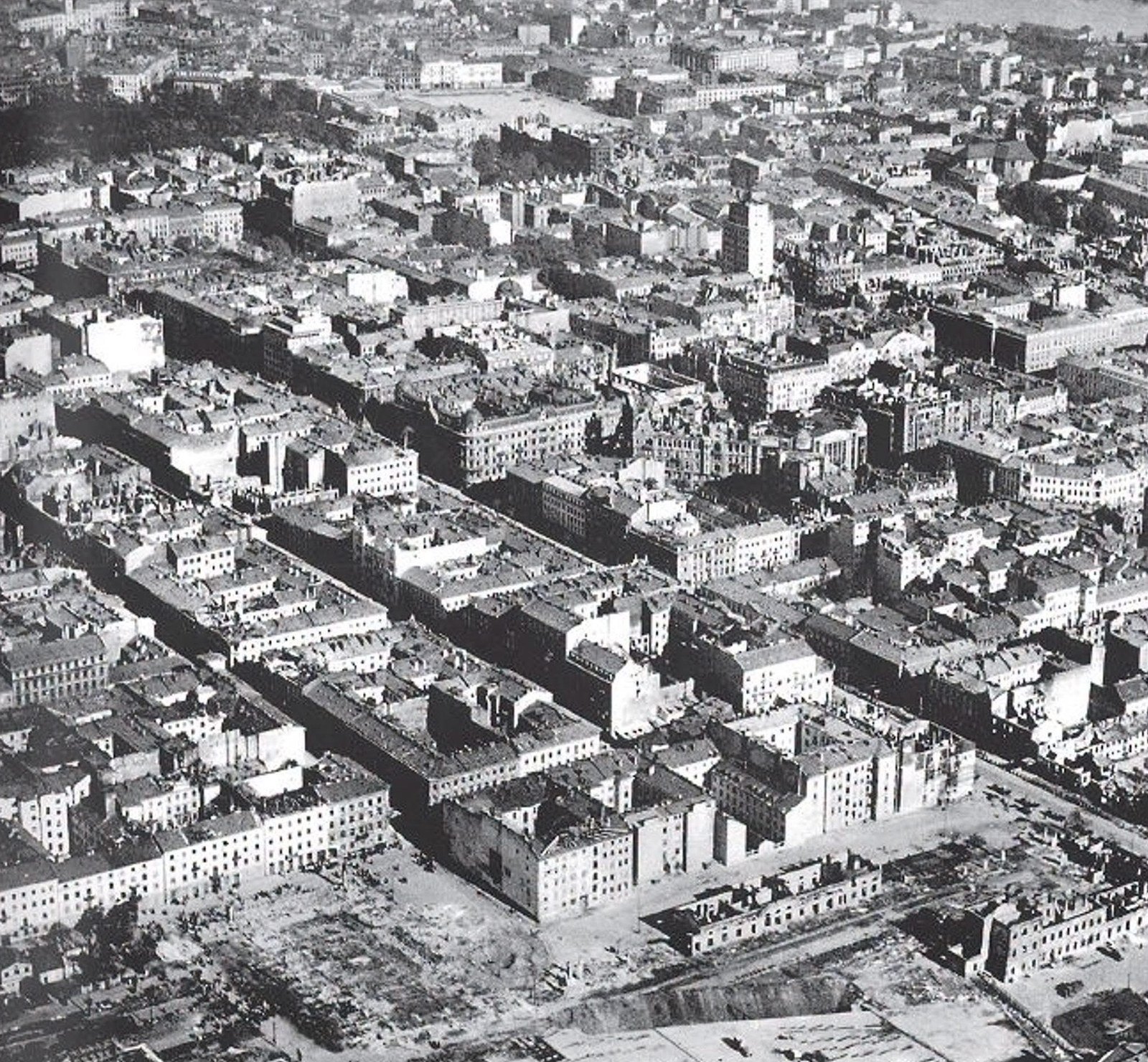 Śródmieście z lotu ptaka na początku wojny – w zwartej siatce
kwartałów widać pierwsze rany po bombardowaniach września 1939 roku.
Ucierpiał wówczas także tył gmachu Złotej 7/9: mieszkania piątego i
szóstego piętra od podwórza. Ze zbiorów projektu.