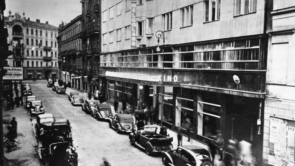 Kino Palladium w latach okupacji: Niemcy zamienili je na
„Helgoland” – nur für Deutsche. Na attyce pionowy neon z nową nazwą,
przed wejściem niemieckie samochody. Ze zbiorów projektu.