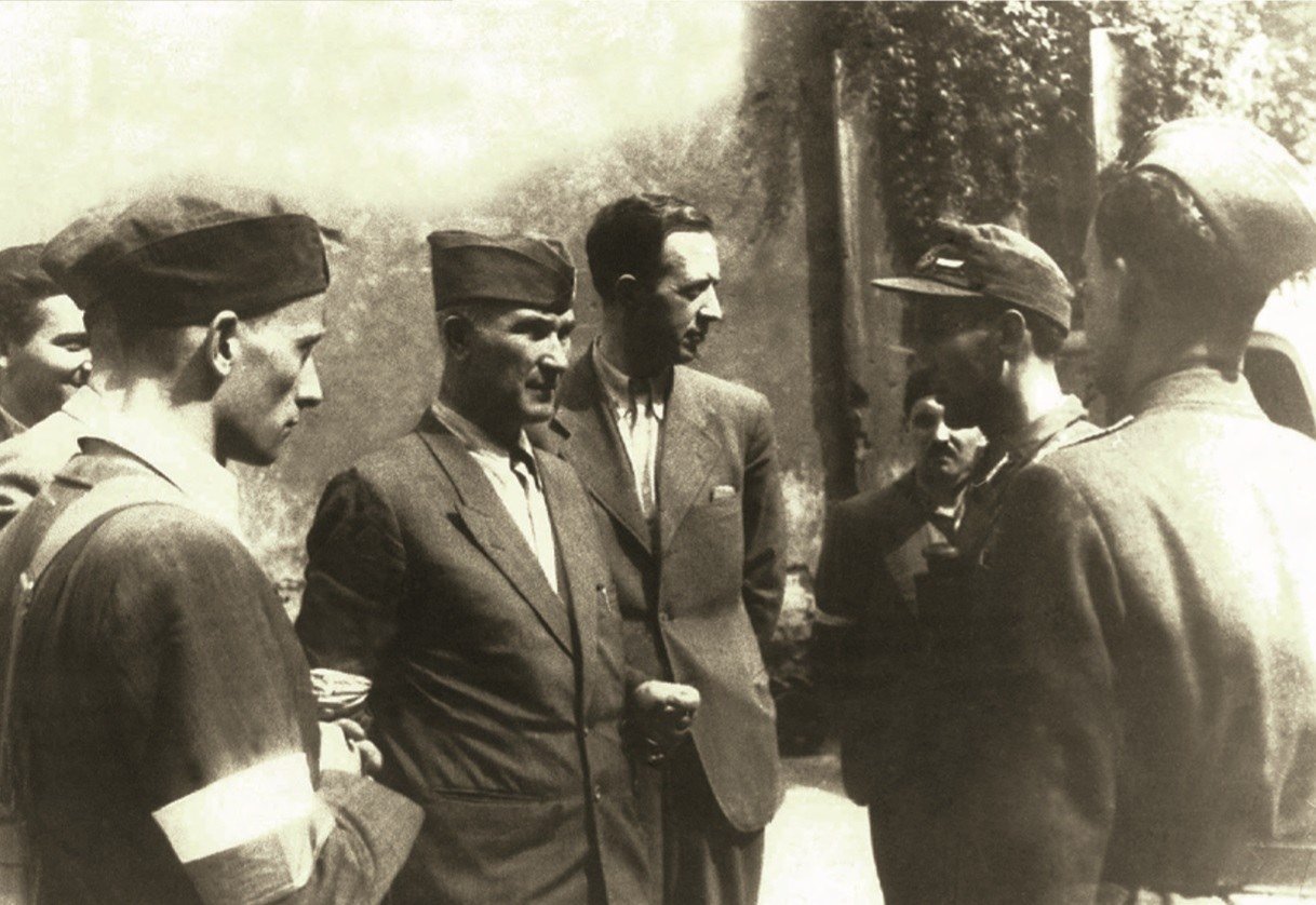 Płk Antoni Chruściel „Monter” wśród powstańców, Warszawa 1944.
Fot. ze zbiorów Filmoteki Narodowej.