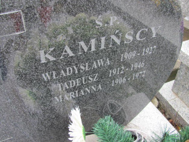 Grób rodzinny Kamińskich na cmentarzu Czerniakowskim: Władysława,
siostra Tadeusza (1909–1927), Tadeusz (1912–1946) i Marianna
(1906–1972). Fotografia ze zbiorów projektu.