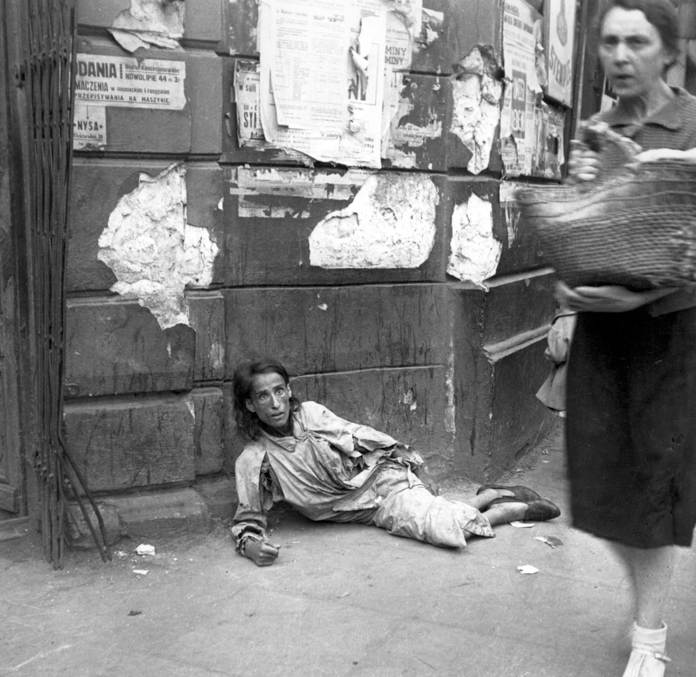 Zrozpaczona kobieta, żebrząca na ulicach getta warszawskiego 26 czerwca 1941 roku. Zdjęcie wykonał niemiecki żołnierz Heinz Hoest
