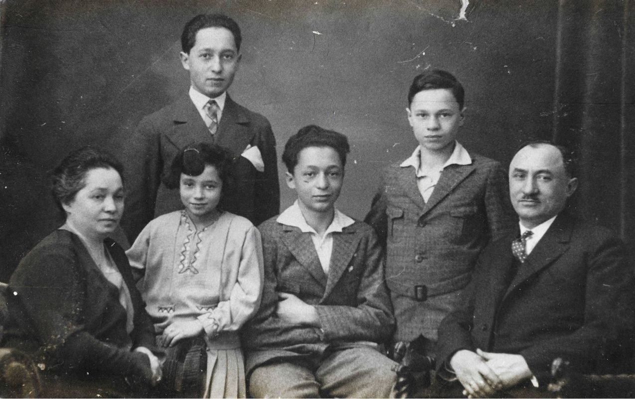 Georg Kesten z żoną Etty i czwórką dzieci — Salli, Abrahamem, Alexem i Hildą. Mannheim, ok. 1925–1928. Cała czwórka zdążyła ujść z Niemiec przed wojną. Ze zbiorów rodzinnych.