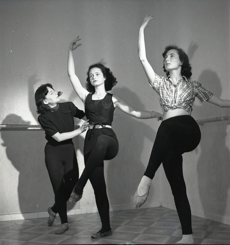 Hilda Kesten (w środku) z tancerkami przy drążku — studio, Izrael, lata 40.–50. XX w. Ze zbiorów rodzinnych/archiwum tańca.