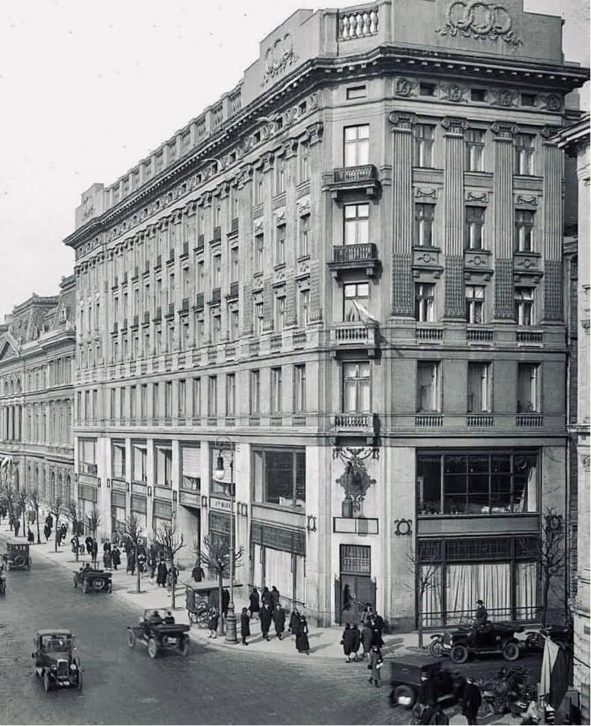 Plac Małachowskiego 2 — dom, w którym Zofia Henrietta i Zofia Janina mieszkały przed przeprowadzką na Złotą. Fotografia z okresu międzywojennego.