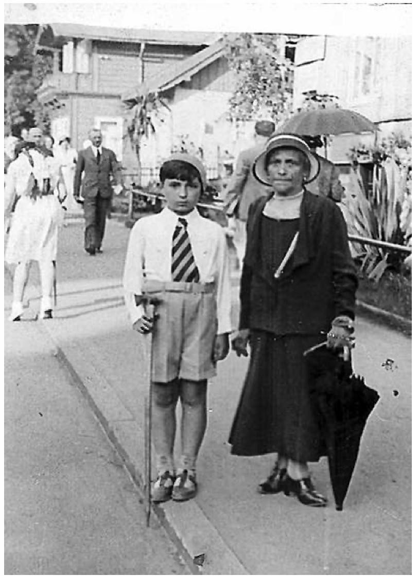 Jurek z babcią Salomeą w Karpatach, lato 1932. Ze zbiorów rodziny Fishautów.