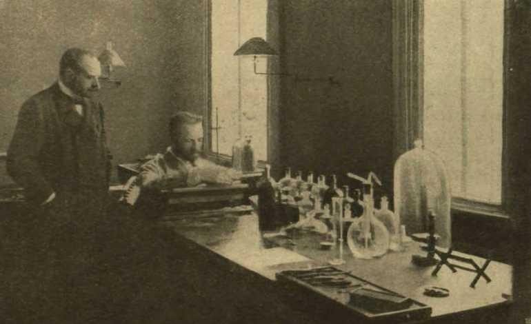 Dr László Epstein (siedzi przy mikroskopie) z dr. Gusztávem Oláhem w laboratorium państwowego zakładu w Angyalföld, gdzie prace histologiczne przyniosły Epsteinowi naukowe uznanie. Z tygodnika „Vasárnapi Ujság", 30 października 1904.