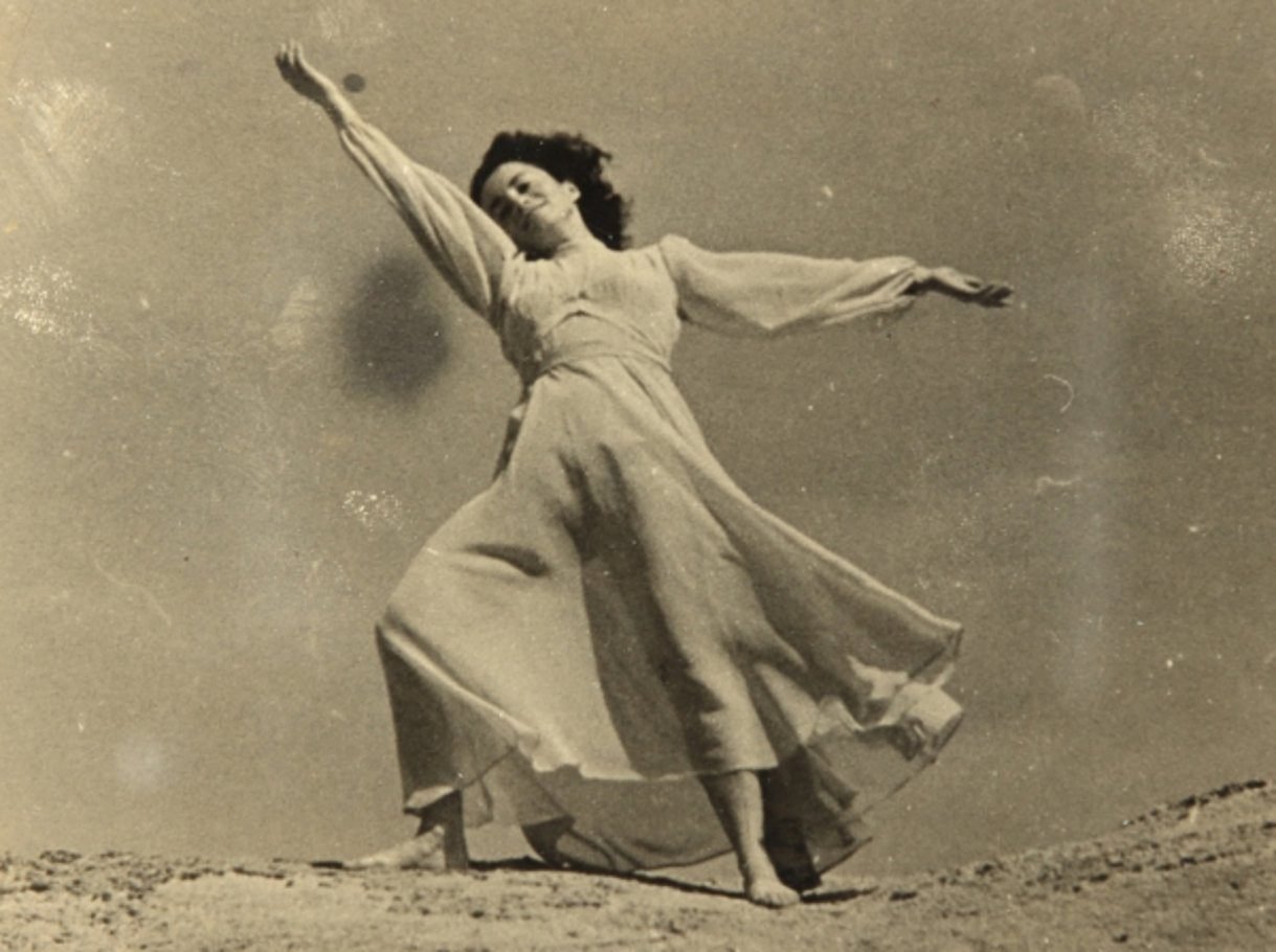 Hilda Kesten, bratanica Mania, w tańcu — Erec Israel, 1945 r. Fot. nieznany; ze zbiorów Archiwum Hildy Kesten, Biblioteka Narodowa Izraela (udostępnione dzięki uprzejmości rodziny).